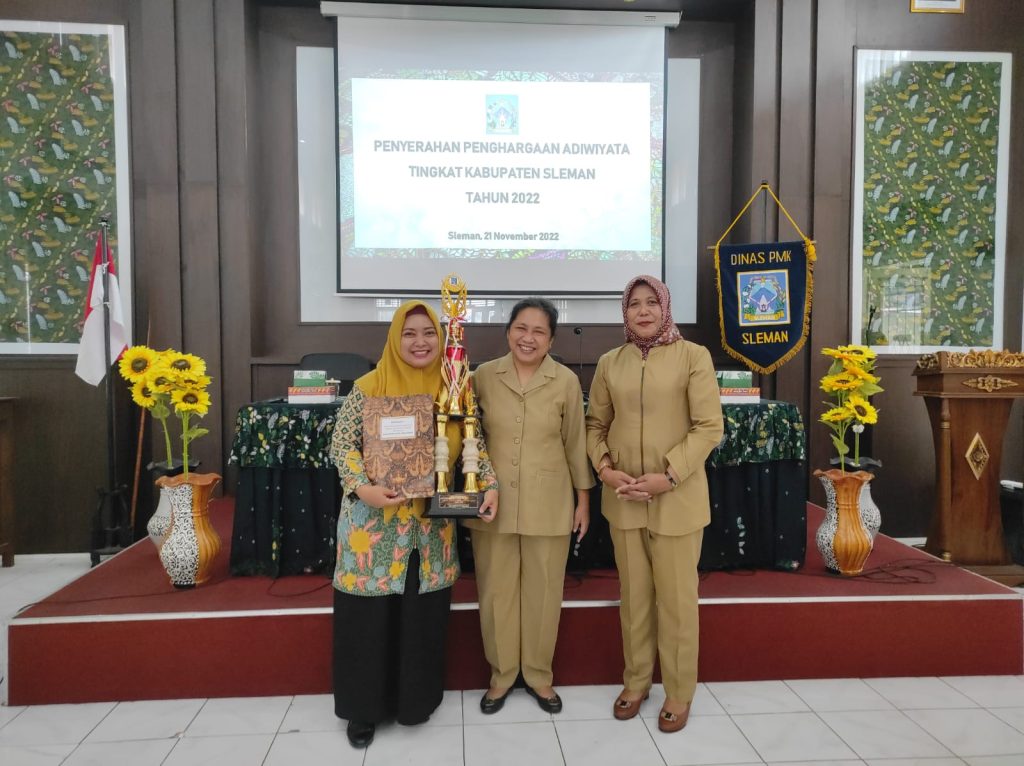 SMK KESEHATAN BINATAMA RAIH PENGHARGAAN SEKOLAH ADIWIYATA TINGKAT KABUPATEN SLEMAN IMG 20221121 WA0064 1024x766 - SMK KESEHATAN BINATAMA RAIH PENGHARGAAN SEKOLAH ADIWIYATA TINGKAT KABUPATEN SLEMAN